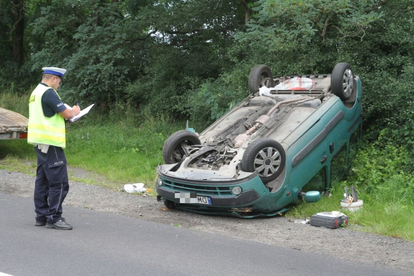 Dachowanie renault pod Wrocławiem. Kierowca stracił panowanie nad autem [ZDJĘCIA]