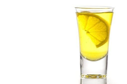 - jeżeli smak wody Ci nie odpowiada, możesz do niej dodać sok z cytryny, świeże owoce lub miętę.