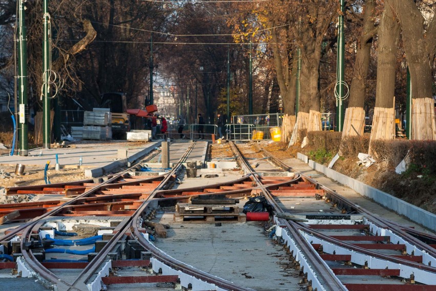 Kraków. Ulica Krakowska odkrywa kolejne tajemnice, ale roboty budowlane się opóźniają [ZDJĘCIA]