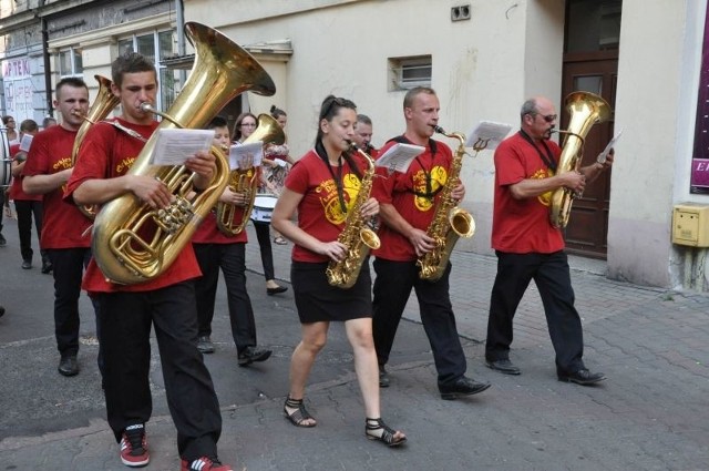 IV Międzynarodowy Festiwal Folkowy "Taneczna Fiesta" rozpoczęła się paradą przez Kluczbork. Teraz trwają występy na stadionie byłego KKS-u. Prezentują się zespoły z Ukrainy, Litwy i Polski. Wstęp jest darmowy.