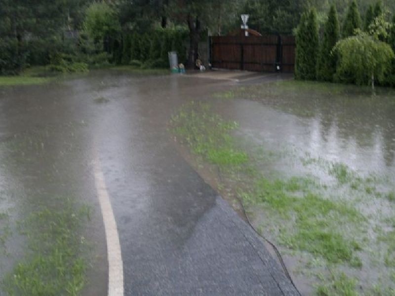 Wielka kasa i&#8230; bubel. Woda zalewa posesje przy drodze w gminie Sitkówka - Nowiny 