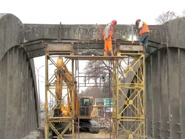 Odcinanie belki z mostu z nazwiskiem jego patrona kapitana Kazimierza Herwina Piątka na Słowiku w Kielcach trwało około 6 godzin.