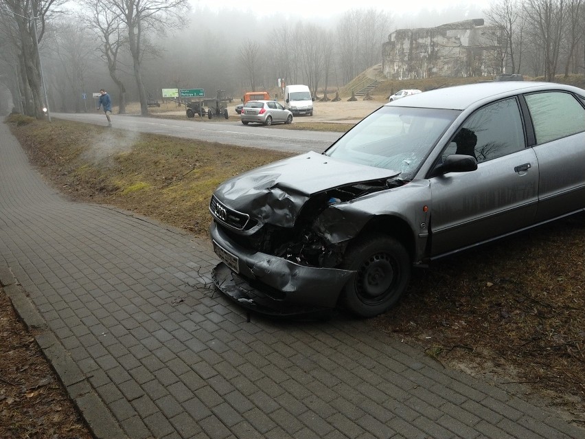 Kolizja na ulicy Kościuszki w Szczecinku, z karawanem - na...