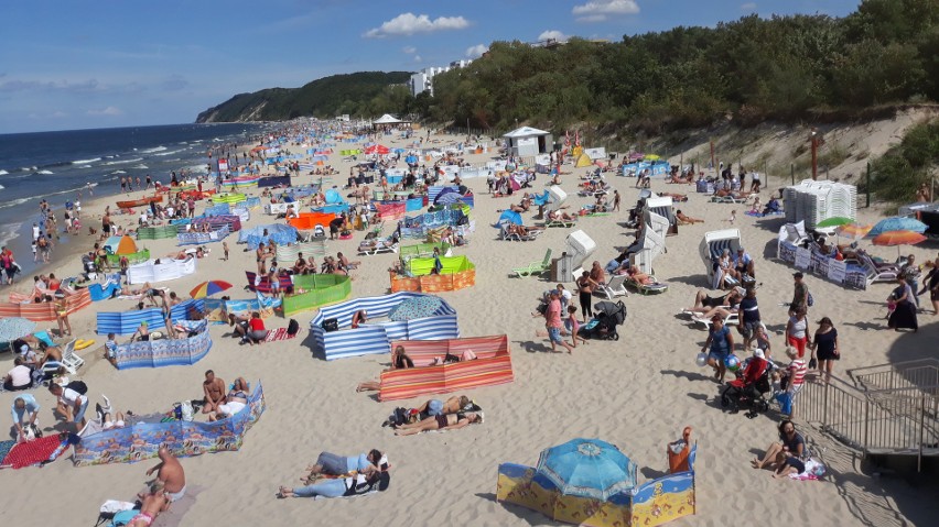 Weekend w Międzyzdrojach. Tłumy na plaży i promenadzie 