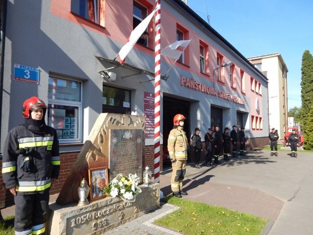 W poniedziałek 18 maja mija 100 lat od narodzin w Wadowicach jednego z największych Polaków - Świętego Jana Pawła II. Z tej okazji przed Komendą Powiatową Państwowej Straży Pożarnej w Lipsku odbył się okolicznościowy apel, który rozpoczął komendant powiatowy Państwowej Straży Pożarnej w  Lipsku starszy brygadier Tomasz Krzyczkowski przedstawiając sylwetkę rodaka oraz wspominając pielgrzymkę z dnia 4 czerwca 1991 roku w której Jan Paweł II odwiedził Radom, na której obecni byli również strażacy ziemi lipskiej. Kolejno: delegacja strażaków w tym przedstawiciele związku Solidarność oraz związku Florian pełniących jednocześnie funkcje w Ochotniczych Strażach Pożarnych, złożyli wiązankę i zapalili znicz przy pomniku strażackim, który znajduje się przed budynkiem Komendy. Na pomniku strażacy ustawili obraz z okazji 100. Rocznicy urodzin Świętego Jana Pawła IIZobaczcie na zdjęciach apel w Lipsku oraz lipskich strażaków podczas pielgrzymi Jana Pawła II w Radomiu