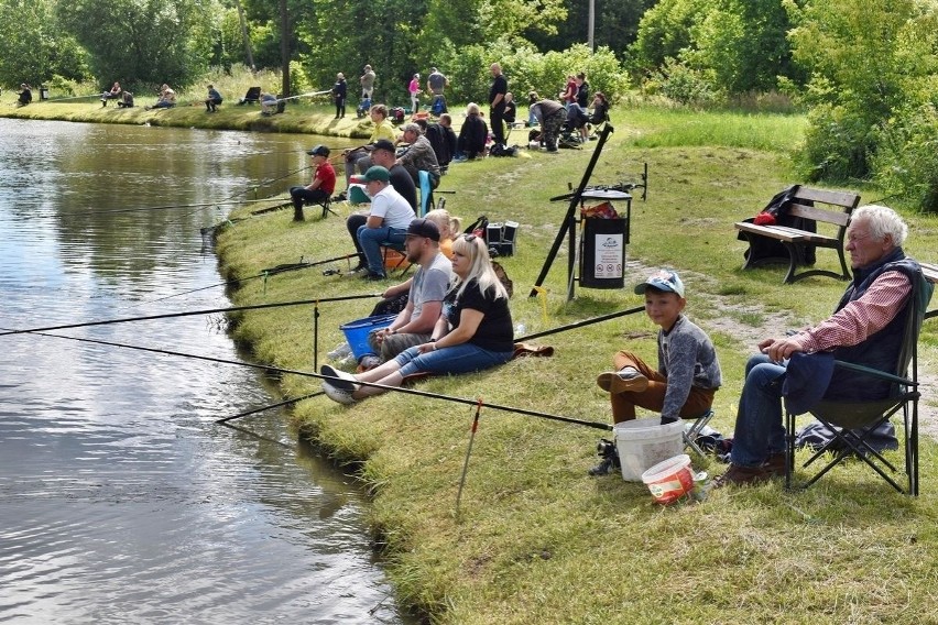 Wakacje z wędką w gminie Masłów. Dzieci łowiły ryby podczas zawodów