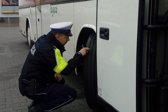 Policjanci skontrolowali dwa autobusy. Niesprawny technicznie przyjechał po dzieci. W innym miejscu dzieci wiózł kierowca mający 0,4 promila alkoholu w organizmie