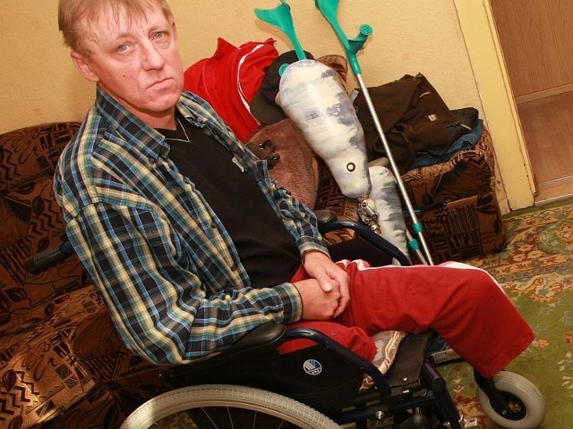 - Jestem zaskoczony, że sąsiedzi nie chcą mi pomóc - mówi inwalida Zdzisław Roszkowny z Międzyrzecza.