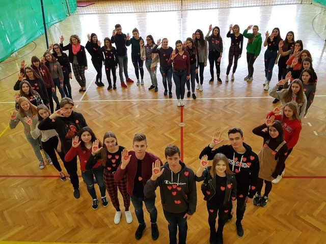 Uczniowie kl. 1 J z IV LO w Rzeszowie spontanicznie, w geście solidarności z Jurkiem Owsiakiem i wszystkimi, którzy wspierają Orkiestrę