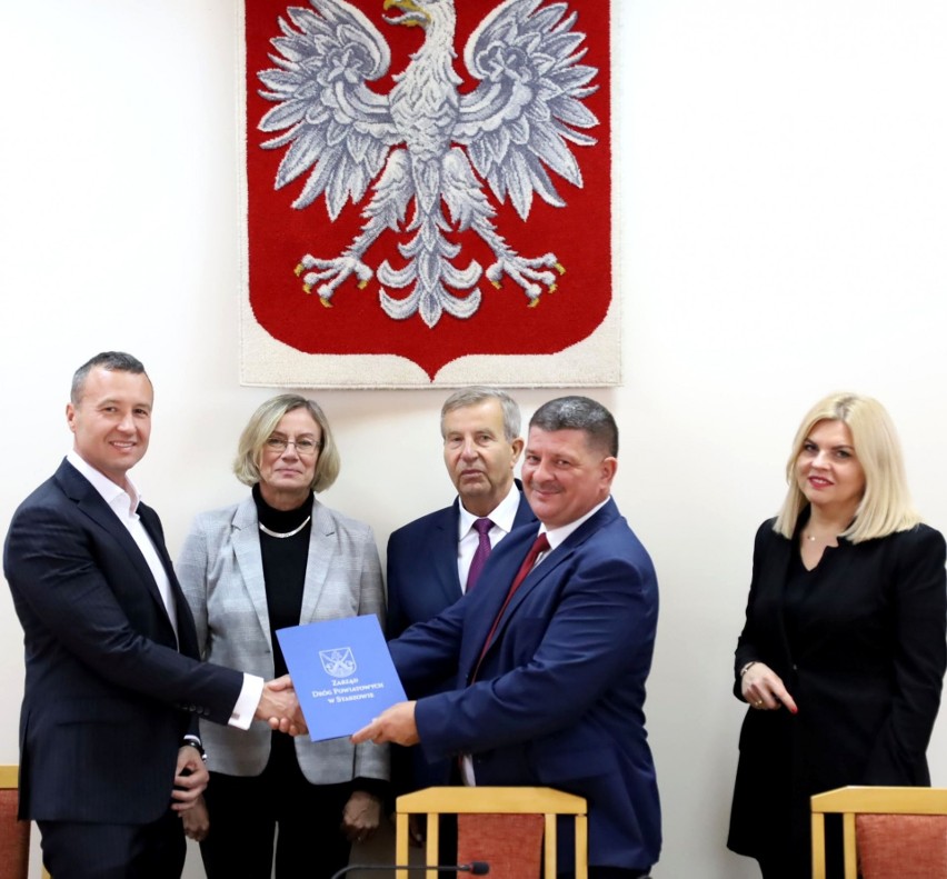 Przekazanie umowy na realizację zadania w gminie Łubnice