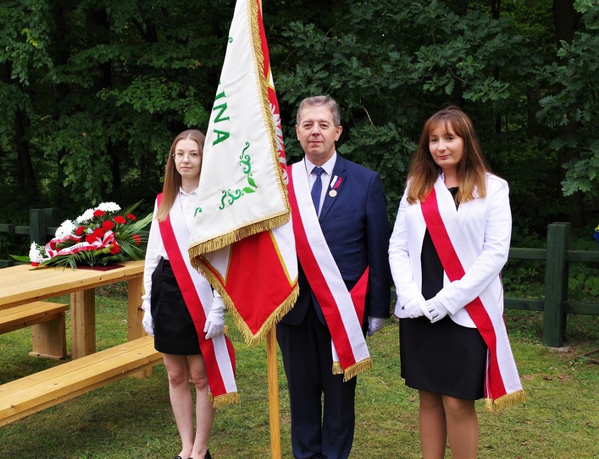 Uroczystość patriotyczna przy leśnym pomniku w Kuterach w powiecie starachowickim. Zobaczcie zdjęcia