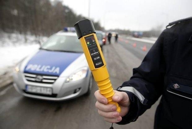 Podczas działań "ALKOHOL I NARKOTYKI" małopolscy policjanci skontrolowali ponad 16 tysięcy osób