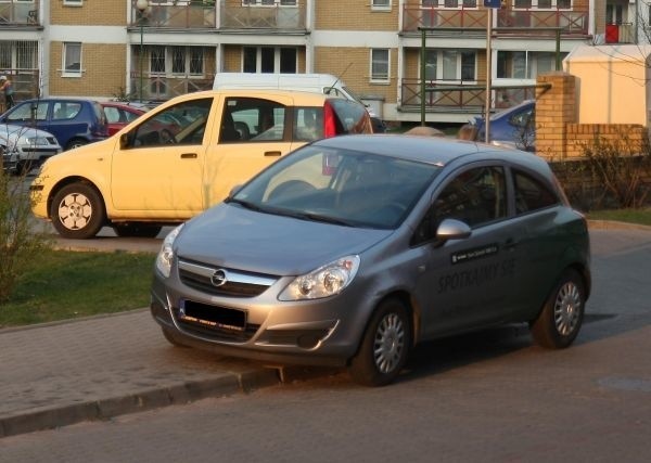 Mimo że wokół tych budynków jest strefa zamieszkania, kierowcy parkują na chodnikach i zastawiają przejścia.