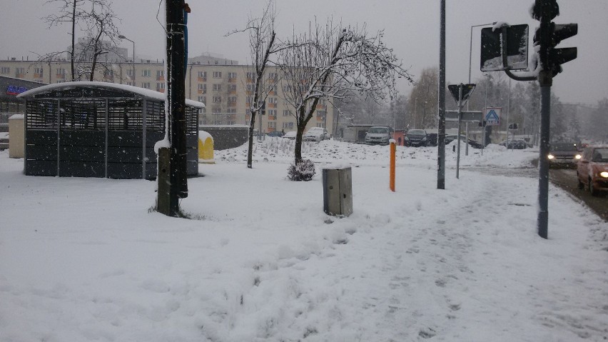 Jastrzębie: Śliska nawierzchnia, miasto zasypane śniegiem