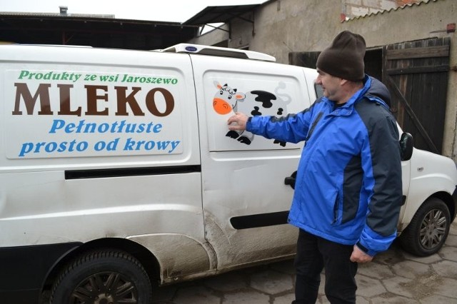 Rolnik z Jaroszewa sprzedaje mleko prosto od krowy (zdjęcia)Początkowo sprzedawali mleko tylko do sklepów w Żninie. Kupili nalewak do mleka, po miesiącu także samochód, którym rozwożą towar