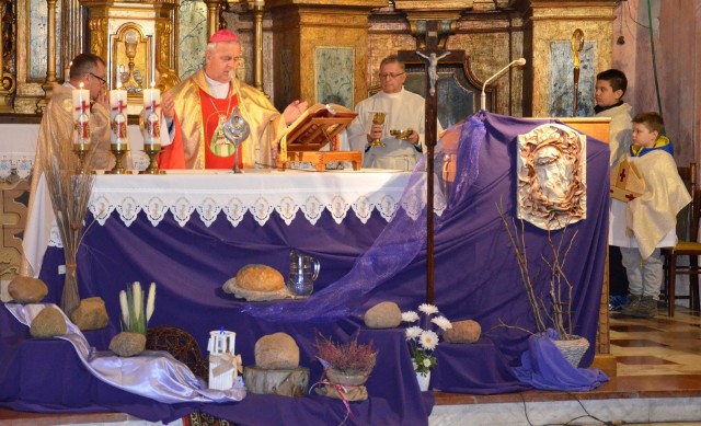 Biskup kielecki Jan Piotrowski odprawił mszę świętą podczas 34. Czuwania ku czci świętej Kingi w sanktuarium w Nowym Korczynie.