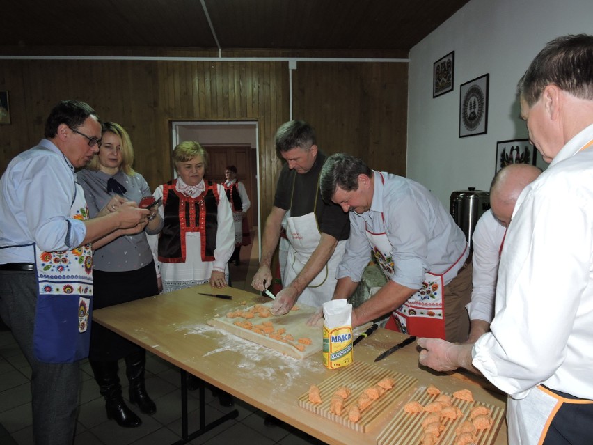 Święto Fafernucha w Golance, 2018. Posłowie, starosta i wójtowie gnietli ciasto. Zdjęcia