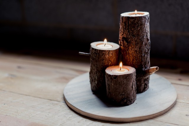 W sezonie poświątecznym do zrobienia świecznika z kawałka drewna może posłużyć choinka, ale takie świeczniki zrobimy tak naprawdę przez cały rok. Wystarczy kawałek pnia lub gałąź.