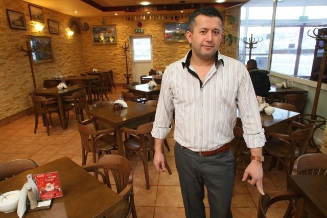 Turan Bingol, właściciel kieleckiej restauracji zaprasza na potrawy przygotowywane według tureckich receptur.