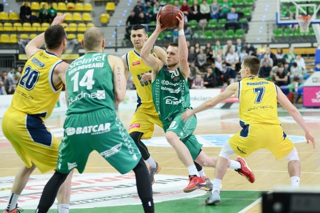 W czwartek, 28 kwietnia odbył się pierwszy mecz rundy play-off Tauron Basket Ligi. Stelmet BC Zielona Góra pokonał na własnym parkiecie Asseco Gdynię 91:57.Na zdjęciu z piłką Mateusz Ponitka i Stelmet BC Zielona Góra - Asseco Gdynia