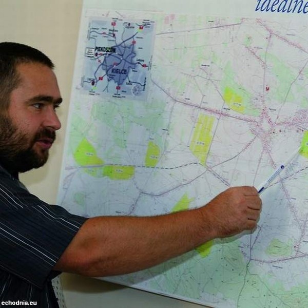 Tadeusz Dąbrowa, wójt Piekoszowa - zwycięzcy audytu - pokazuje na mapie, gdzie na terenie gminy są tereny inwestycyjne.