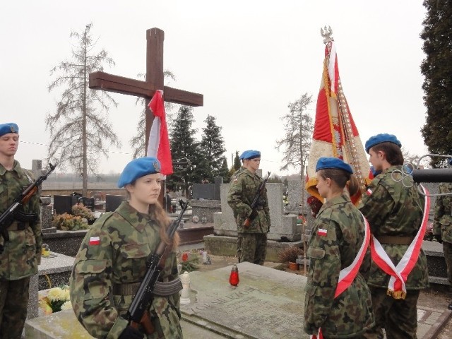 Wartę przy grobach pełnili uczniowie klasy wojskowej.