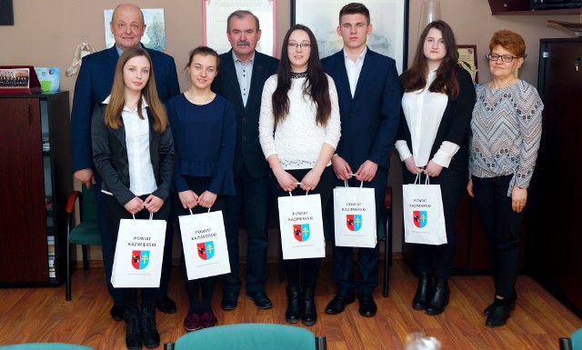 Stypendyści marszałka z Zespołu Szkół Zawodowych w Odonowie zostali przyjęci przez Jana Nowaka (w środku), starostę kazimierskiego.