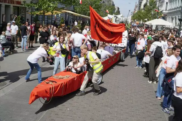 Kultowy pochód juwenaliowy przeszedł 8 maja ulicą Piotrkowską. Tym samy rozpoczęło się największe studenckie święto w Łodzi.