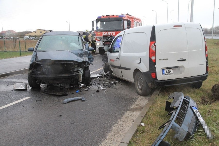 Poważny wypadek pod Wrocławiem. Są ranni [ZDJĘCIA]