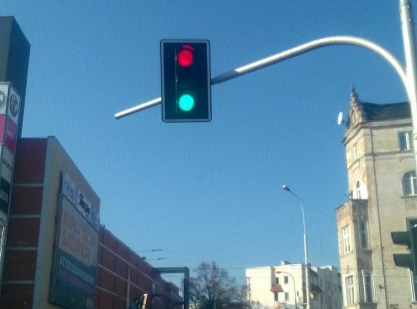 Zepsuta sygnalizacja świetlna pokazywała czerwone i zielone światło jednocześnie