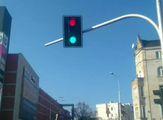 Zepsuta sygnalizacja świetlna pokazywała czerwone i zielone światło  jednocześnie | Gazeta Wrocławska