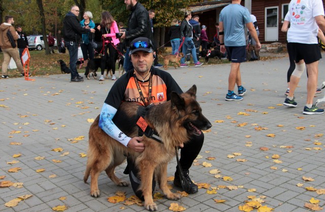 W Biegu na 4 plus 2 Łapy wzięło udział 110 biegaczy ze swoimi pupilami. Uczestnicy mieli do pokonania ponad 6 km trasę przez leśne ścieżki. Tu jednak nie tyle była ważna rywalizacja, ile dobra zabawa i szczytny cel. Dochód z biegu zasili konto Fundacji Siedem Życzeń z Grudziądza zajmującej się m.in. pomocą bezdomnym i chorym zwierzakom.