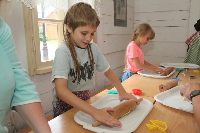Dzieci uczyły się piec chleb [zdjęcia]