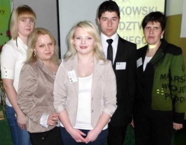 Uczniowie włoszczowskiego &#8222;Staszica&#8221; odnoszą sukcesy w ogólnopolskich turniejach o żywieniu.
