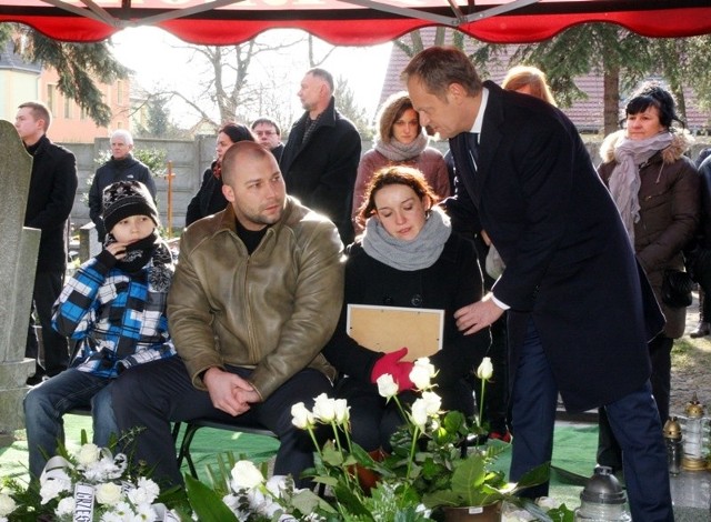 Po ceremonii premier podszedł do rodziny Bonków, by złożyć im kondolencje.