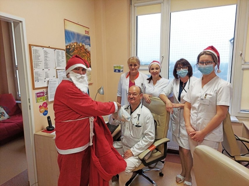 Wizyta świętego Mikołaja na buskim oddziale pediatrycznym.
