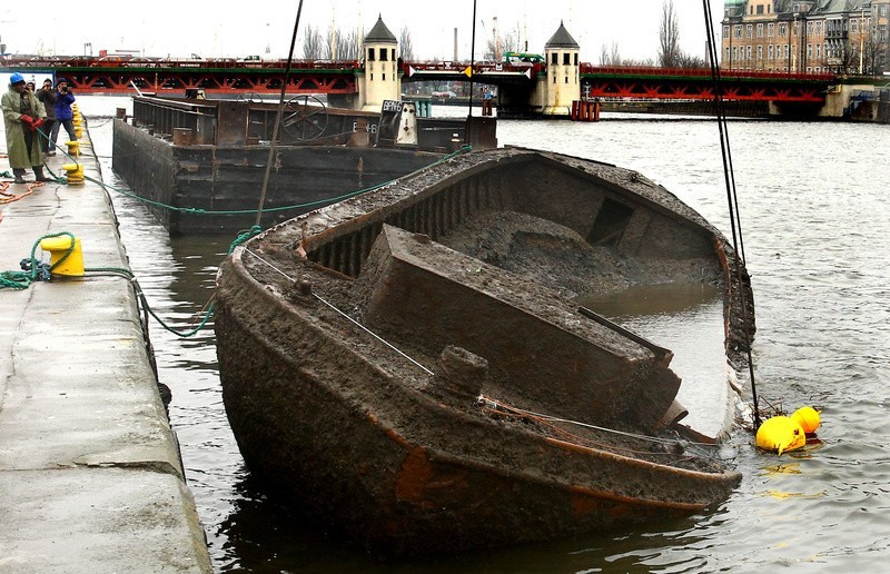 Szczecin: Wyławiają wrak barki