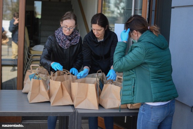 Przed rokiem, w ramach akcji "Wielkanocne śniadanie dla seniora" rozdano w Grudziądzu tysiąc pakietów świątecznych potraw