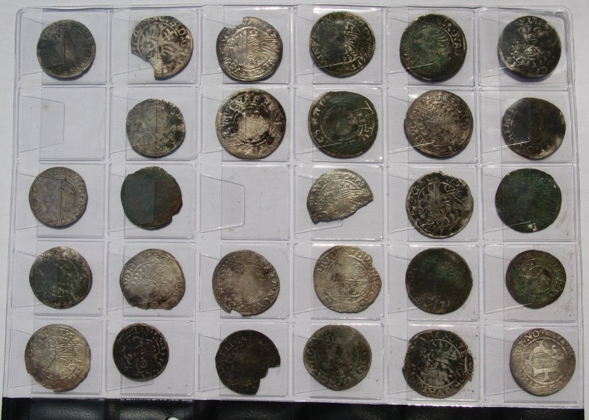 Kolekcja monet zabezpieczona przez policjantów z Krapkowic.