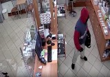 Ten mężczyzna okradł cztery apteki we Wrocławiu. Mamy nagranie, na którym widać, jak wyciąga pieniądze z kasy! 