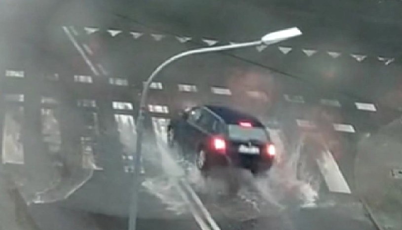 Woda ze studzienki wyrzuciła auto w powietrze! WIDEO. Przerażające zdarzenie po ostatniej burzy nagrane na filmie