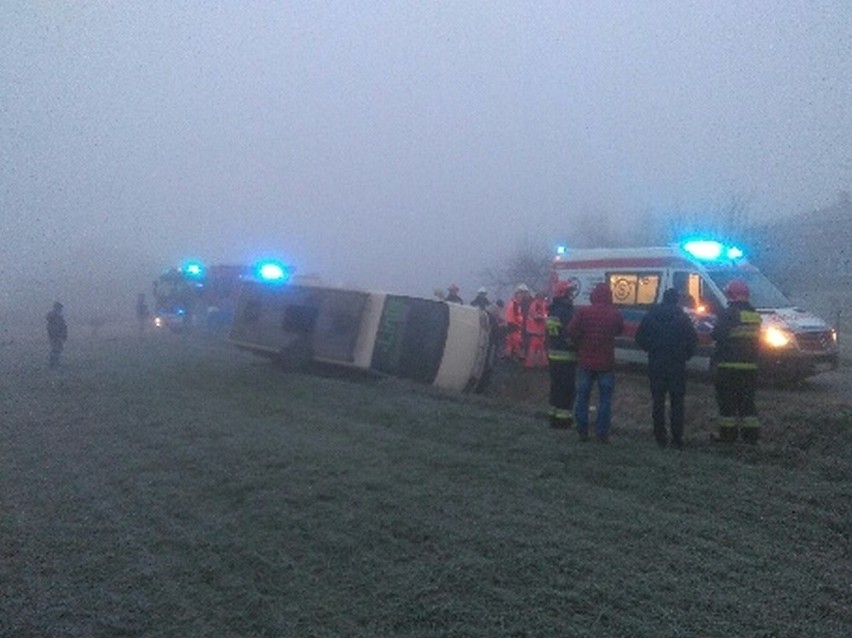 Wypadek busa z niepełnosprawnymi dziećmi w gminie Zakrzew. Pięć osób trafiło do szpitala na obserwację