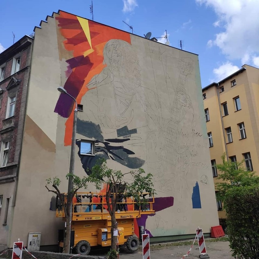Tak powstaje w Opolu mural Andrzeja Nowaka.