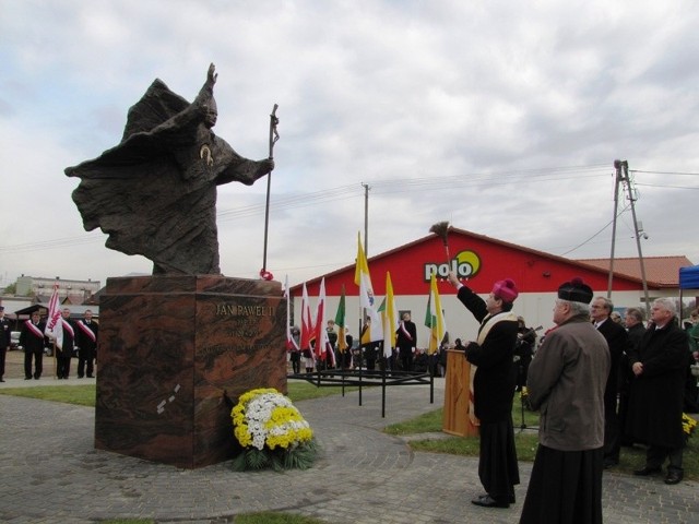Odlana z brązu, kilkumetrowa postać papieża na granitowym cokole od piątku 22 października stoi w Małkini u zbiegu ulic Nurskiej i Leśnej