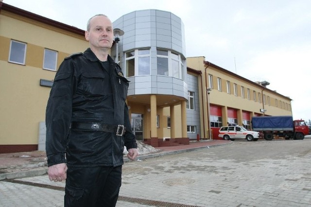 Dowódca JRG 3 Robert Włodarczyk na tle nowej siedziby jednostki.