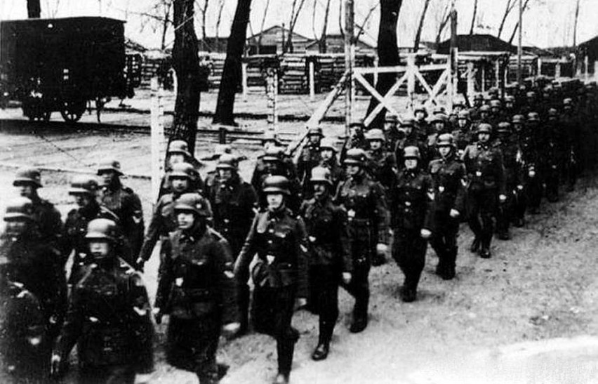 Latem 1944 r. załoga SS w Auschwitz-Birkenau liczyła 4,5...