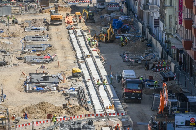 W centrum Poznania trwa wielka przebudowa ulicy Święty Marcin. Prace przebiegają zgodnie z harmonogramem i już niedługo wrócą tu tramwaje. Co słychać na budowie?Przejdź do kolejnego zdjęcia --->SPRAWDŹ TAKŻE:Niezwykłe czarno-białe zdjęcia ulicy Święty Marcin [ZOBACZ]Ostatnie chwile tramwajów na ulicy Święty Marcin: