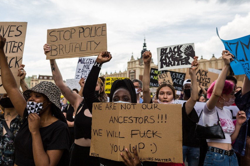 Ulicami Krakowa przeszedł marsz pamięci George'a Floyda. Tłumy demonstrantów [ZDJĘCIA]