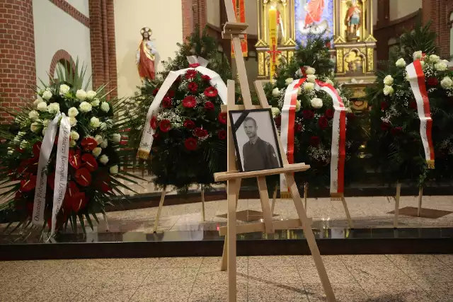 Śp. Łukasz Nosek został pochowany ze wszystkimi honorami wojskowymi na cmentarzu parafialnym w Siemianowicach Śląskich.