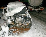 Tragedia na DK 61. Kierowca wjechał na pług, jedna osoba nie żyje, druga jest ranna. (zdjęcia)